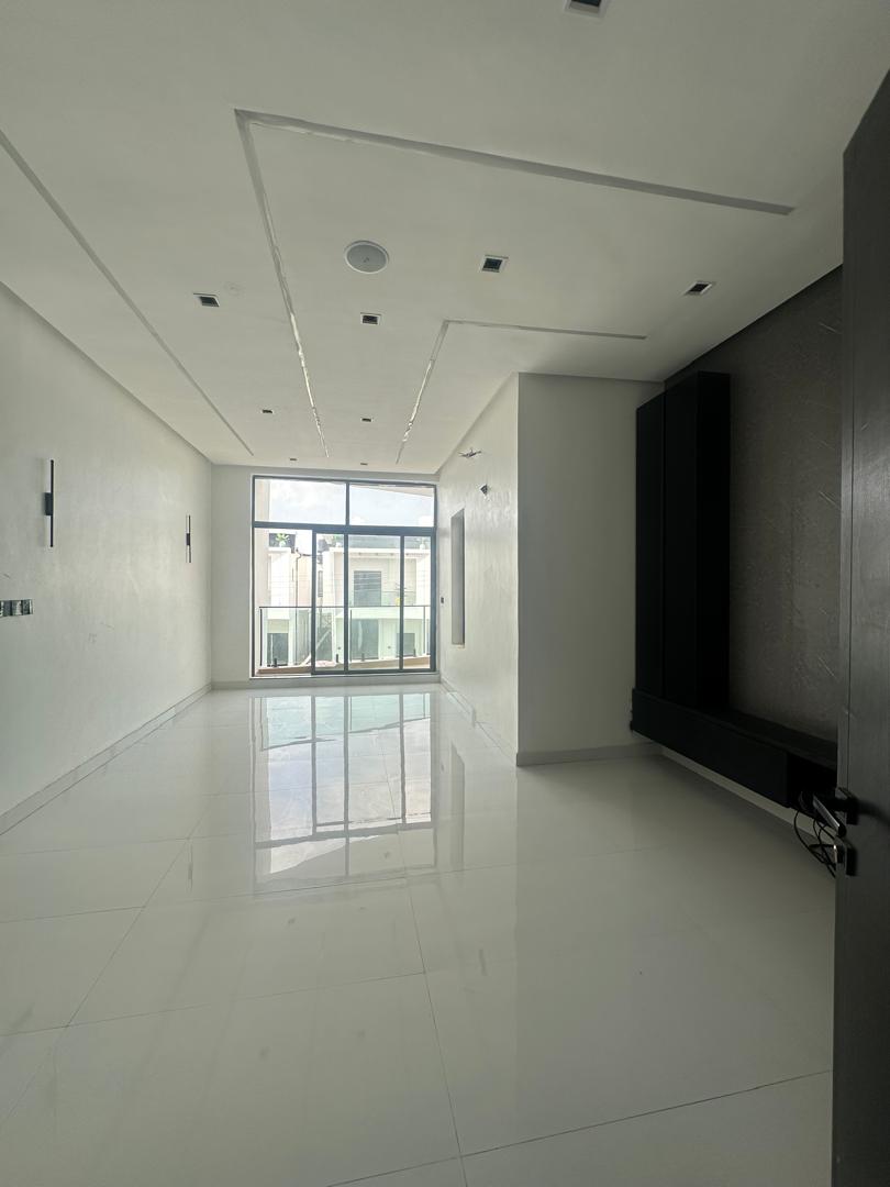 CONTEMPORARY 5 BEDROOM FULLY DETACHED DUPLEX PLUS POOL 