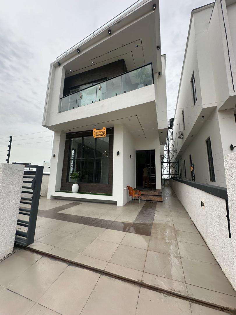 4 BEDROOM FULLY DETACHED DUPLEX 