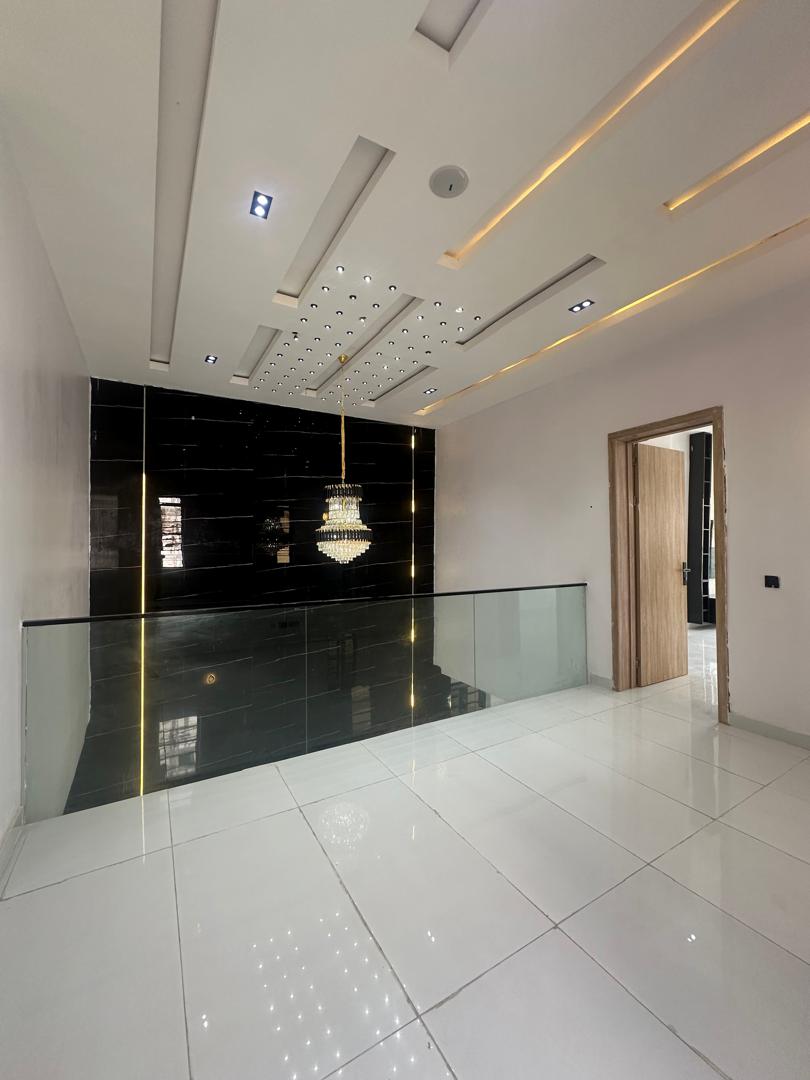 5 BEDROOM FULLY DETACHED DUPLEX PLUS POOL 