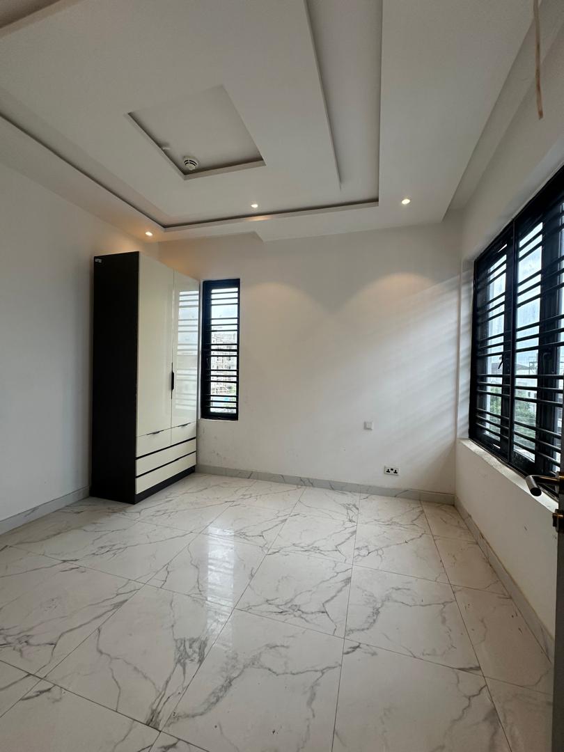 Mega 4 Bed Terrace Duplex 